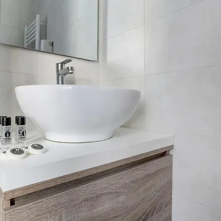 Voyager House Termini - And בית הארחה 2*
